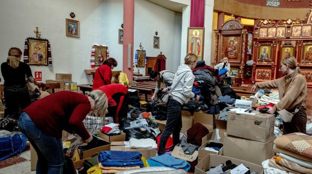 Unos voluntarios preparan ayuda humanitaria para Ucrania en la parroquia de Santa Mónica de Barcelona al comienzo del conflicto