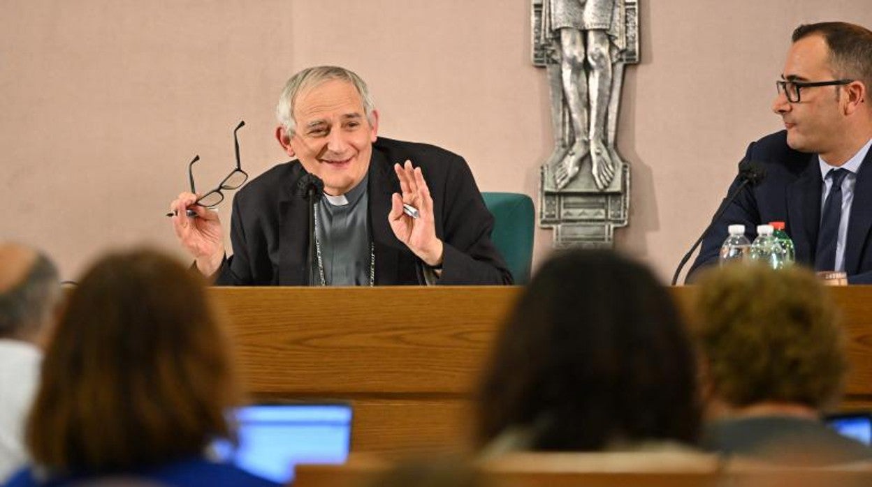 El nuevo presidente de la Conferencia Episcopal Italiana, Matteo Maria Zuppi, comparece ante los medios tras su nombramiento