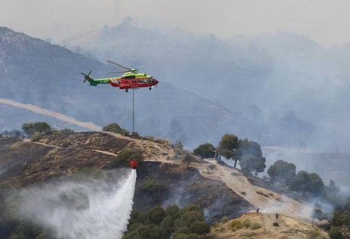 Uno de los helicópteros despelgados en el incendio