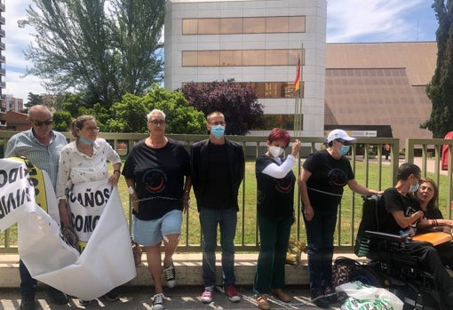 Los afectados por la colza se han encadenado frente al Imserso en espera de una solución