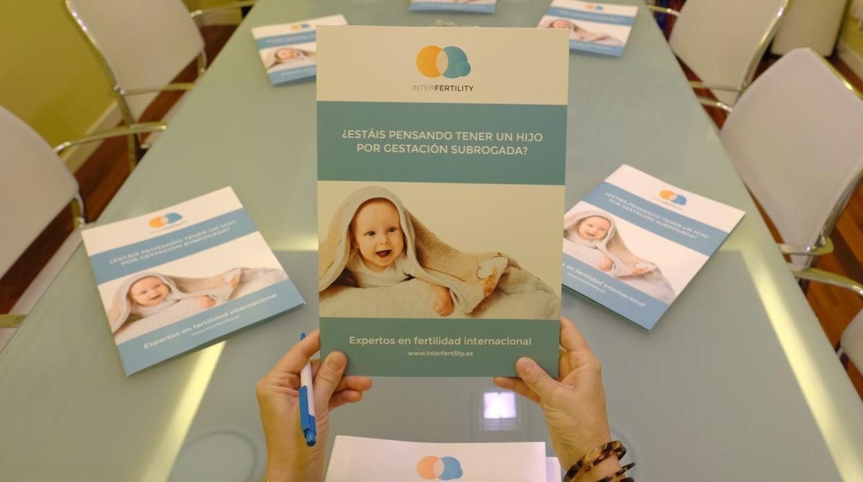 Un dossier de información sobre gestación subrogada de una agencia