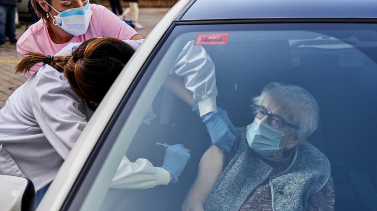 Una mujer mayor es vacunada en su coche en el Hospital Santiago Apóstol de Vitoria