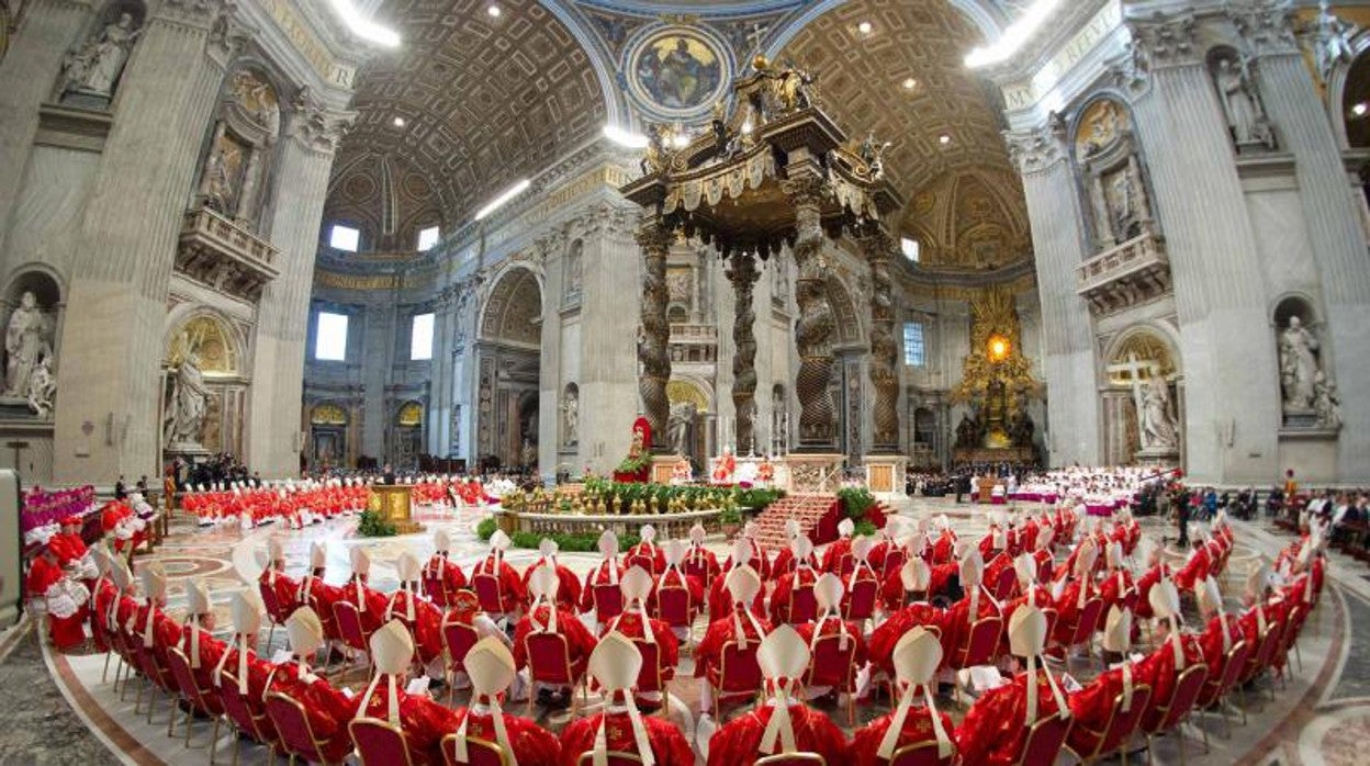 Los cardenales en la misa «pro eligendo Romano Pontifice» justo antes del cónclave de 2013 que eligió al Papa Francisco