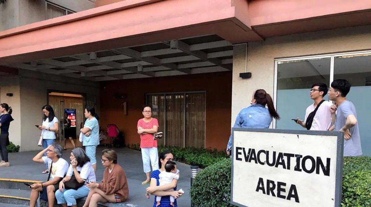 esidentes fuera de su edificio tras ser evacuados luego del terremoto en Makati , Filipinas.