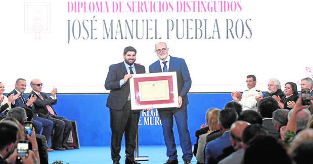 Puebla recibe el diploma de manos de Fernando López Miras // ABC 