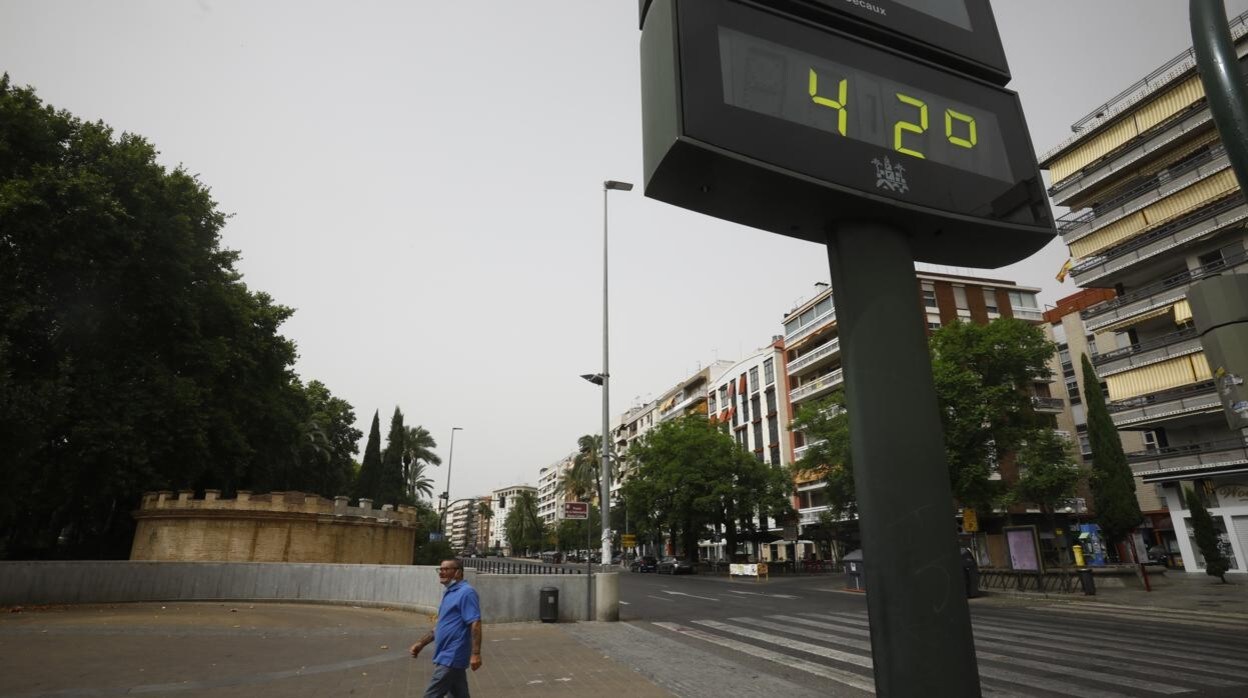 Imagen de un termómetro en la calle marcando 42 grados durante la primera ola de calor del año, registrada a mediados de mayo