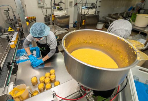 Mermelada de calabaza y naranja en el obrador de la fundación Espigoladors