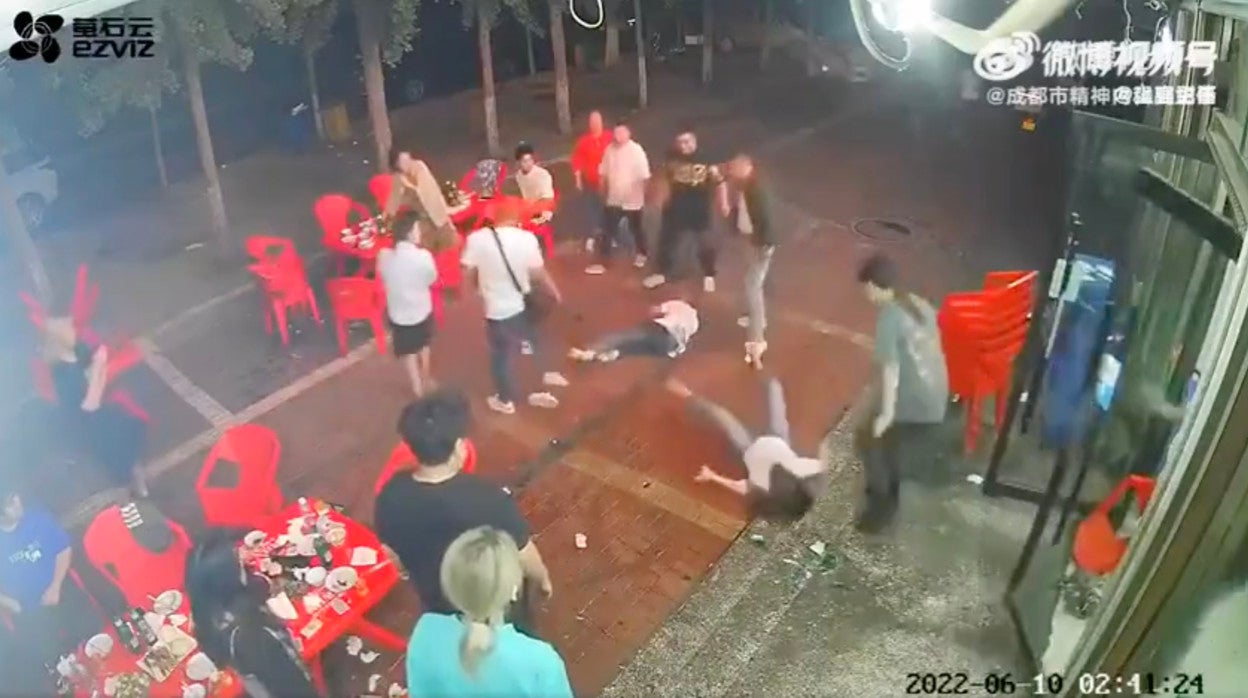 La salvaje agresión tuvo lugar en la madrugada del sábado en un restaurante en Tangshan