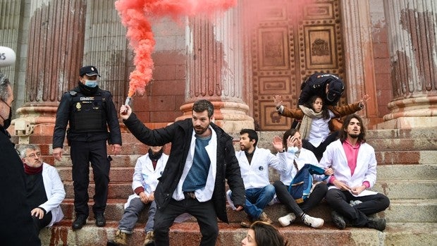 Detienen a activistas de Rebelión Científica por «alterar» el Congreso tras lanzar remolacha