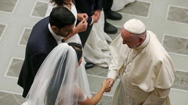 El Vaticano lanza un plan global para prevenir divorcios