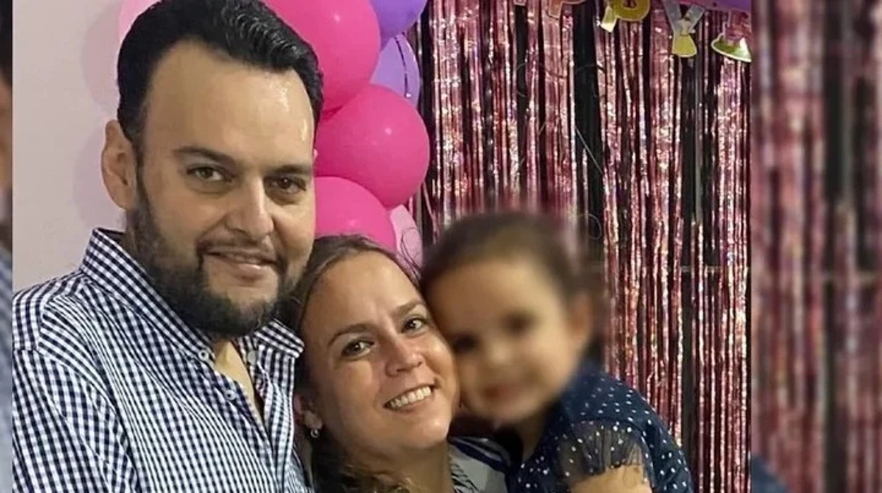 Roberto Avila Brambila, con su mujer y su hija