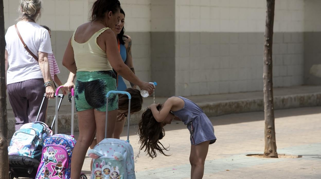 Niños se enfrentan al calor en el colegio