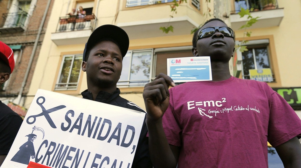 Colectivos de apoyo a inmigrantes protestan contra su exclusión de la Sanidad