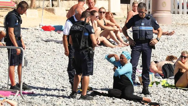Francia confirma la prohibición del burkini en las piscinas públicas