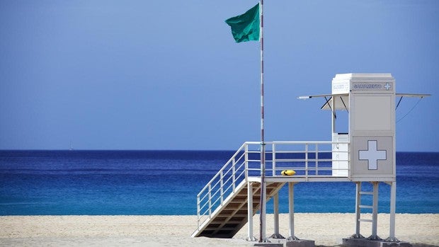 El método para que los daltónicos puedan diferenciar las banderas de colores que indican el estado del mar