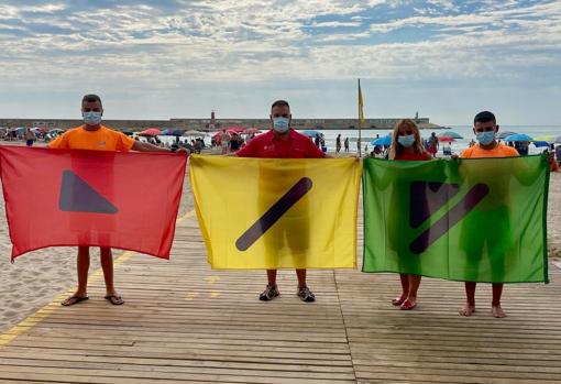 Banderas de playa con su correspondiente código de signos de color ADD para daltónicos