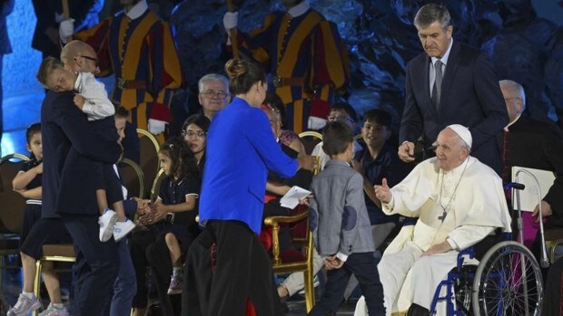 Parejas infieles y derrochadoras: el Papa escucha los testimonios de familias en crisis