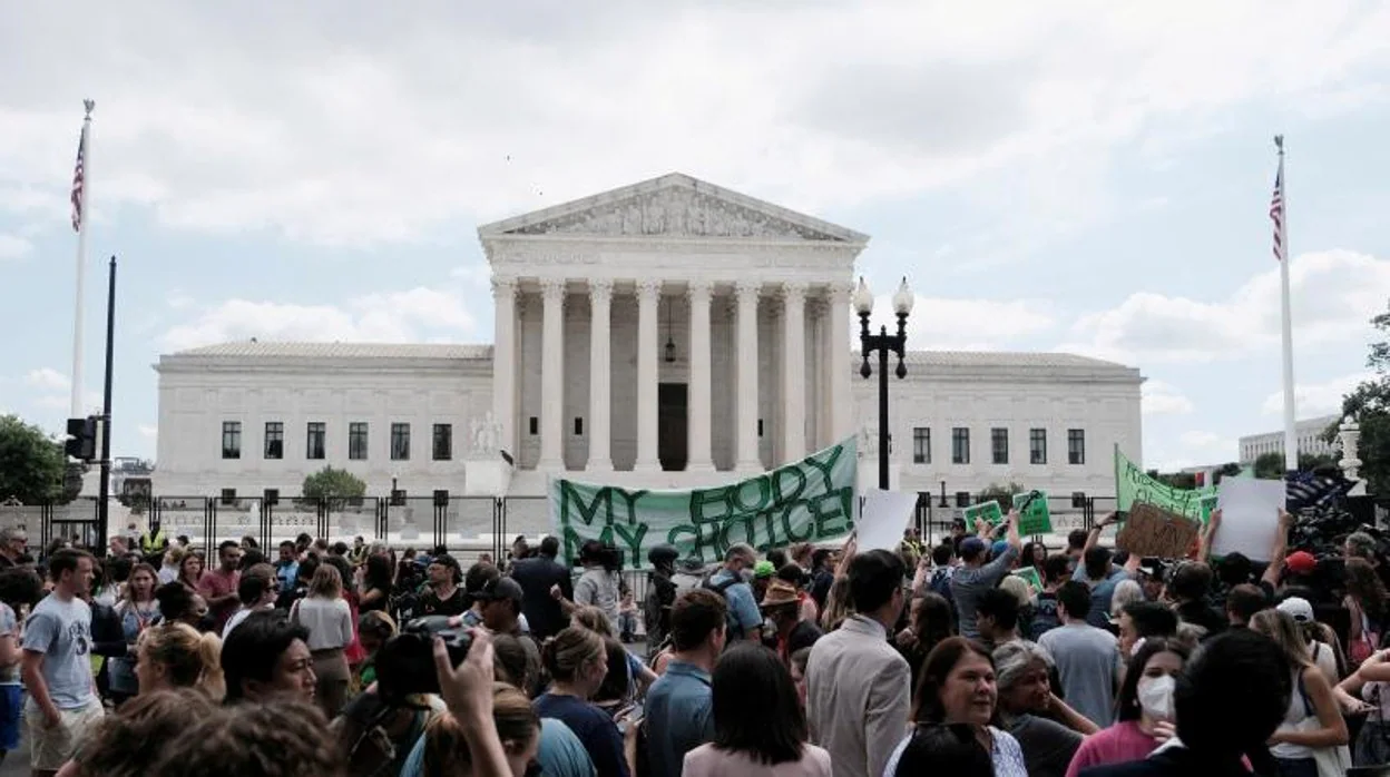 Los manifestantes se reúnen frente a la Corte Suprema de los Estados Unidos tras el fallo sobre el aborto