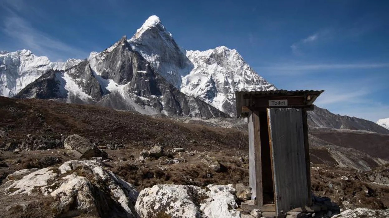 Una letrina frente al monte Everest