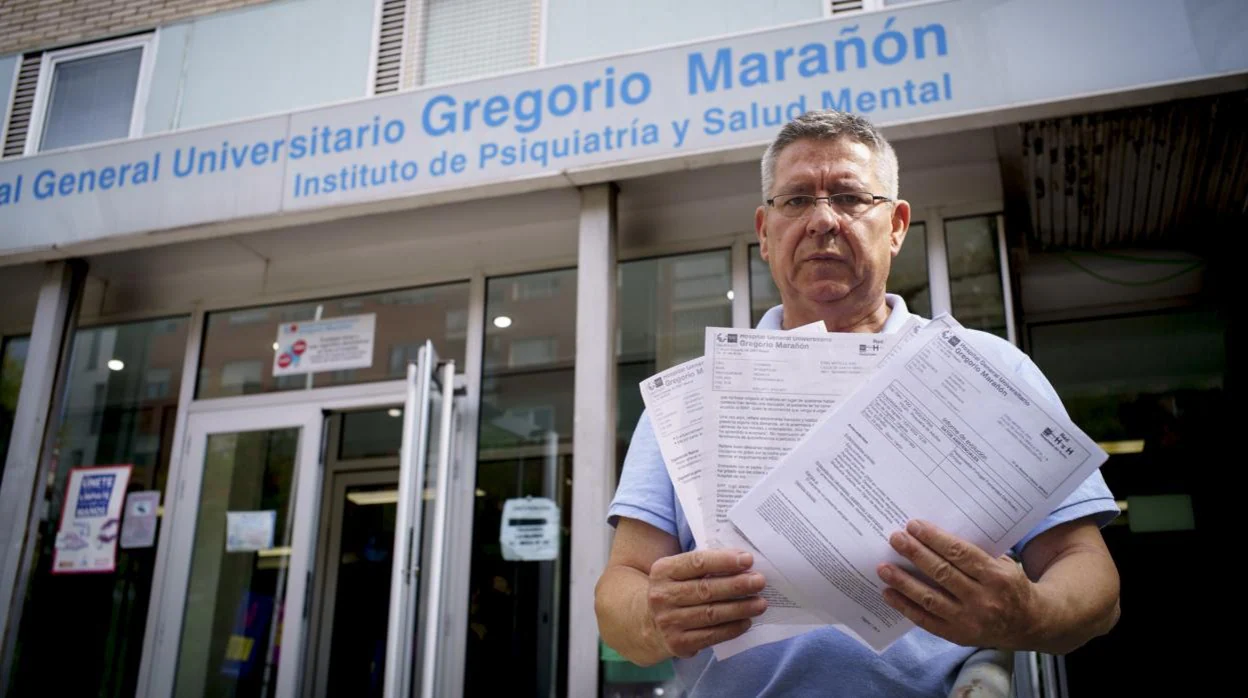 Gregorio Utiel, padre de un joven con esquizofrenia, posa frente al Marañón con los papeles de su hijo