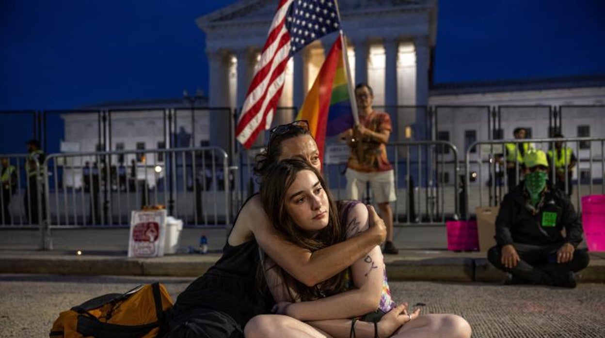 Lisa Turner, de 47 años, sostiene a su hija Lucy Kramer, de 14, durante una vigilia a la luz de las velas frente a la Corte Suprema de los Estados Unidos en Washington