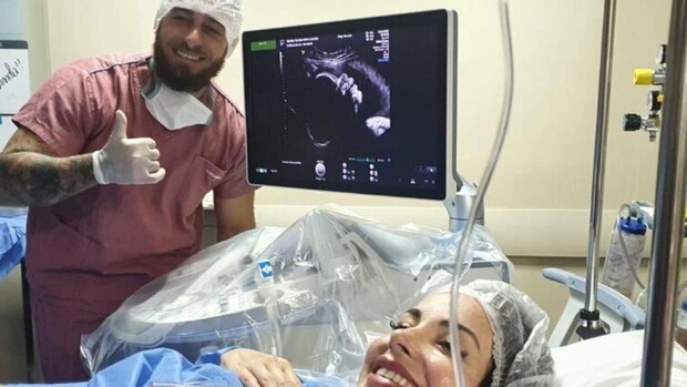 La extraordinaria operación que quemó el tumor de un bebé antes de nacer: «Era la última oportunidad de salvarle»