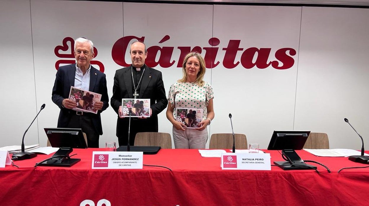 Manuel Bretón, Jesús Fernández y Natalia Peiró, de izquierda a derecha, en la presentación del informe