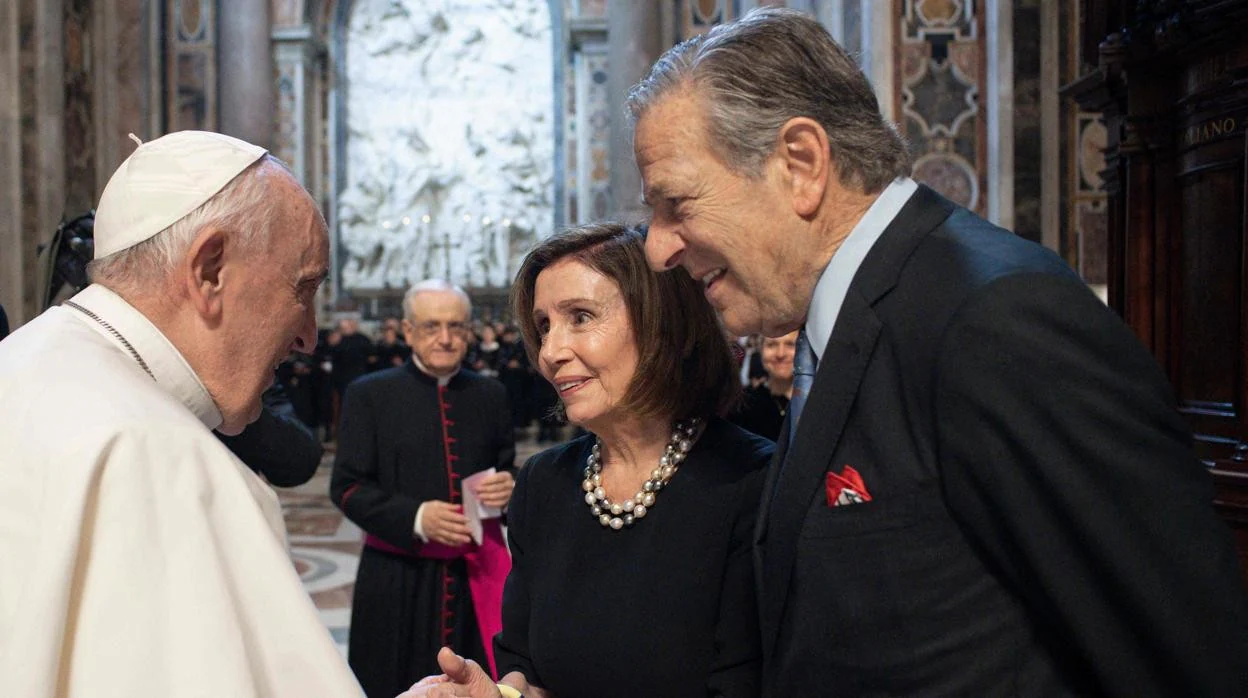 La presidenta de la Cámara de Representantes, Nancy Pelosi, recibida por le Papa Francisco este miércoles en el Vaticano