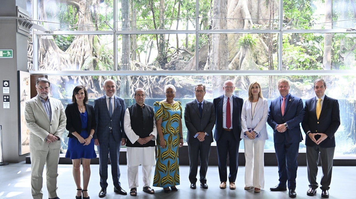 De izq. a der. Pedro Alonso, Delphile Moralis, Peter Simon, Ashok Khosla, Graça Machel, Antoni Vila Bertrán, Chris Elias, Doña Cristina de Borbón y Grecia, Seth Berkley y Jaime Sepúlveda