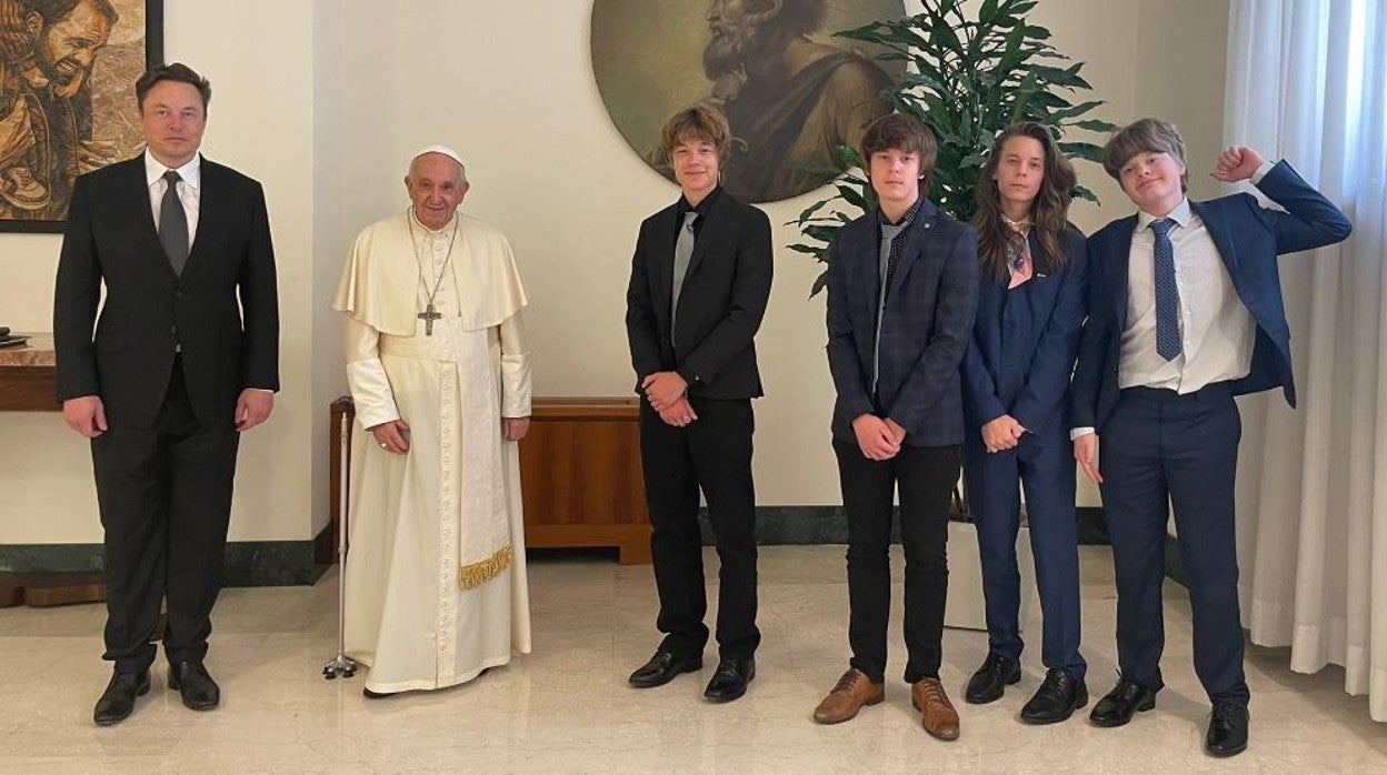 El Papa Francisco, junto a Elon Musk y cuatro de los hijos del empresario