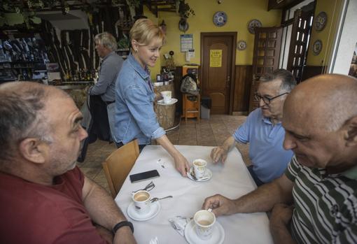 Olena trabaja como camarera desde hace tres meses en el restaurante A Cepa, en la calle principal de Cariño