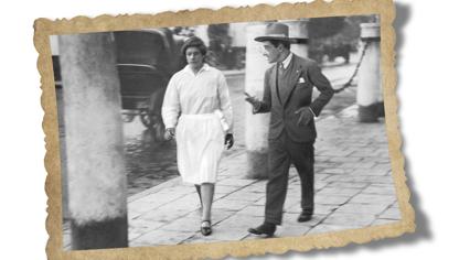 Sevilla, 1931. Un «cicerone» piropeando a una joven en una calle de la capital hispalense