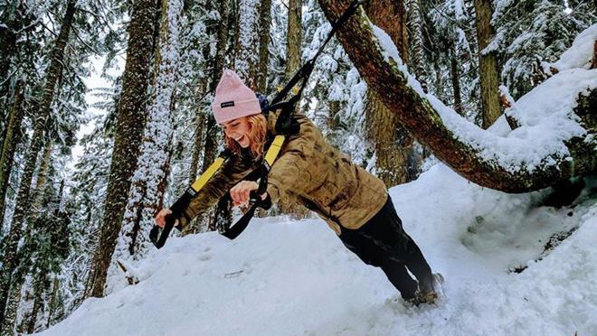 La actriz EmilyBett Rickards realizando un entrenamiento en la nieve