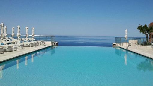 Piscina infinity con vistas al Mediterráneo