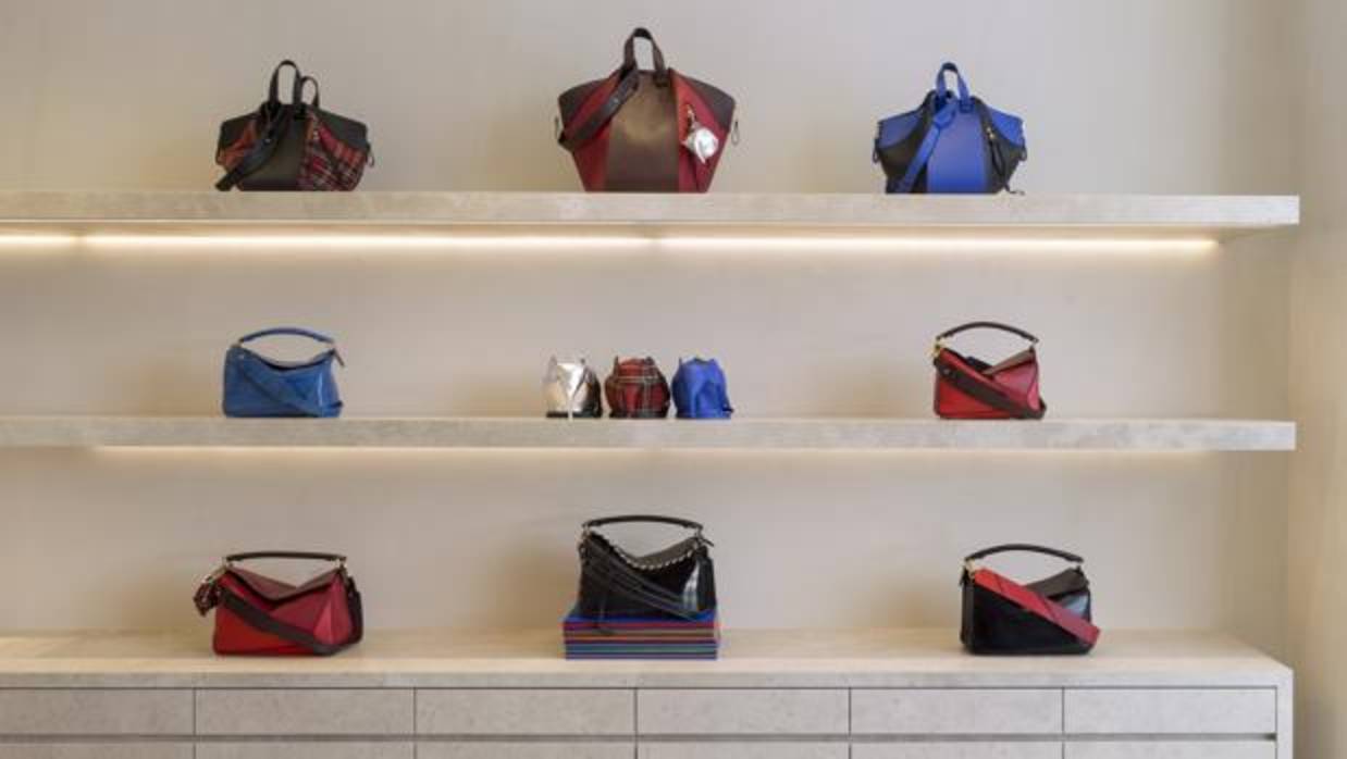 Estantería con bolsos de la nueva colección