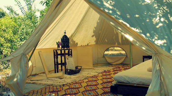 Glamping con tienda de campaña