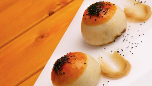 Pan al vapor con estofado de rabo de toro y salsa de mostaza picante