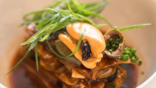 Kimchi de col china fermentada con navajas y chiles y servido con mejillones frescos picantes