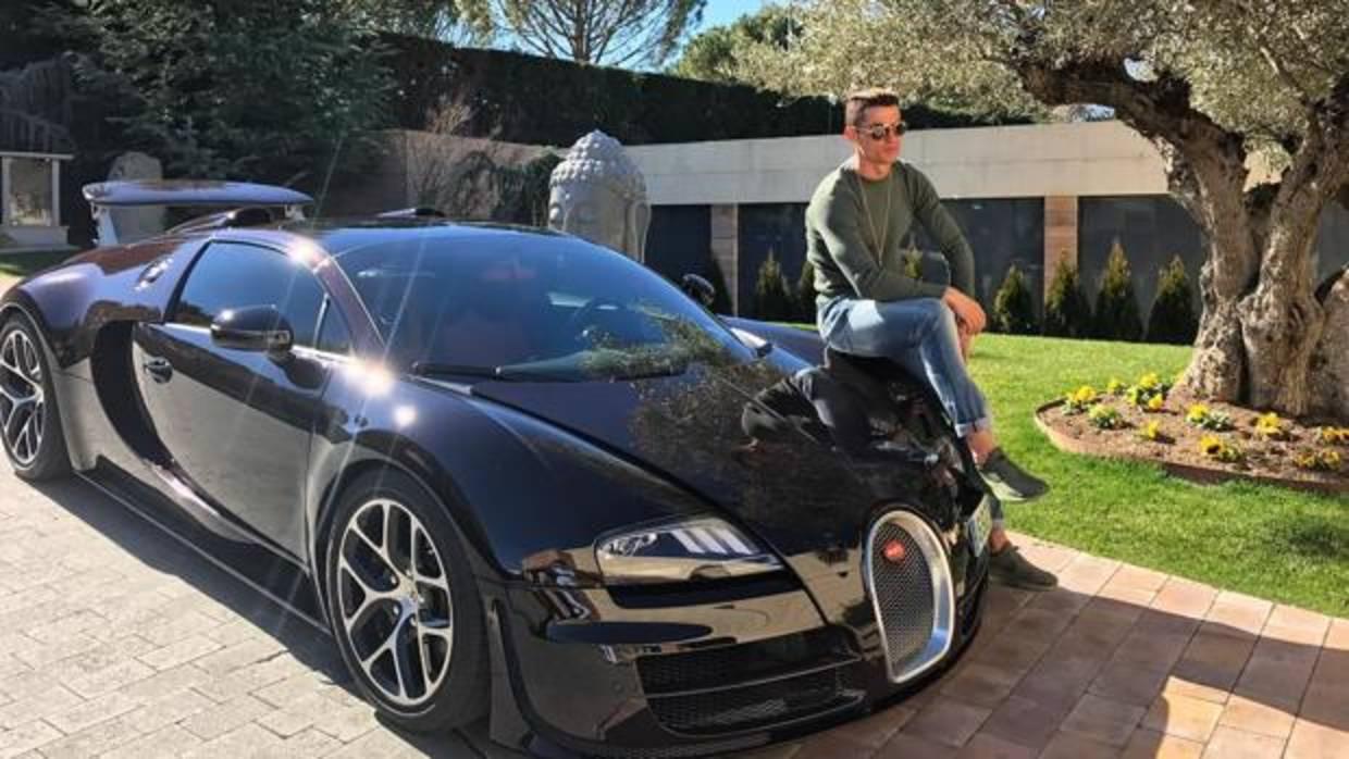 Cristiano Ronaldo posa junto a su Bugatti Veyron