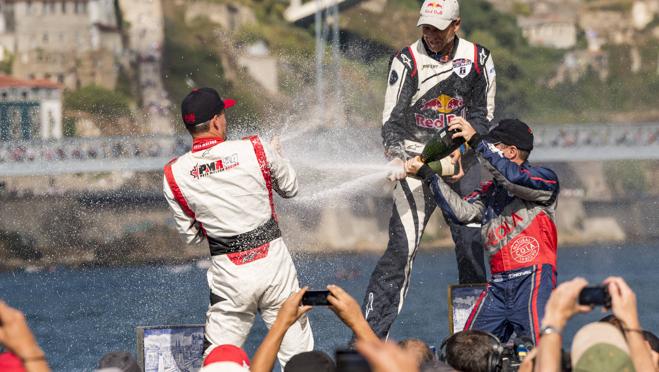 Pete McLeod (I) y Matt Hall (D) completaron el podio junto al vencedor de la prueba, Martin Sonka.