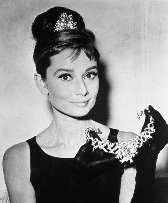 Audrey Hepburn muestra la joya