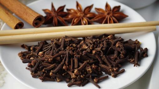 El clavo, el anís y la casia (canela) no deben faltar en esta mezcla
