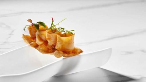 Pollo de corral con pisto agridulce de pimentón y corteza de trigo