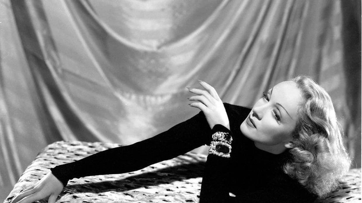 Marlene Dietrich posa con algunas de sus joyas