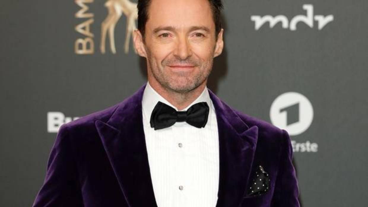 Hugh Jackman con blazer de terciopelo violeta de Ralph Lauren