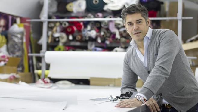 El diseñador Jorge Vázquez en su atelier