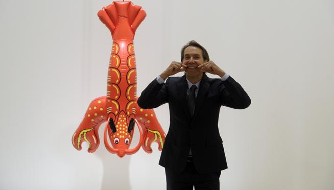 Jeff Koons junto a una de sus obras, en una exposición en el Guggenheim