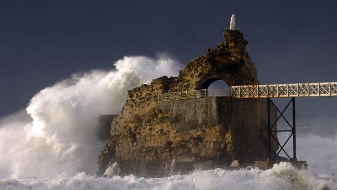 Una ola rompe en la «Virgen de la Roca»