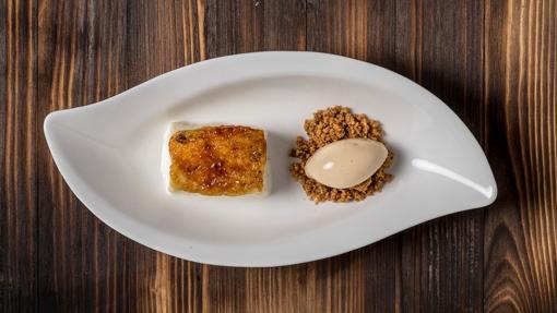 Torrija caramelizada, con macadamia garrapiñada y helado de caramelo.