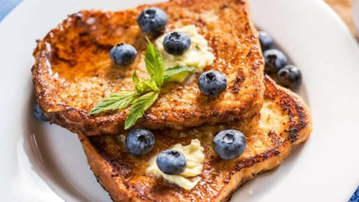 Torrijas con frutos del bosque